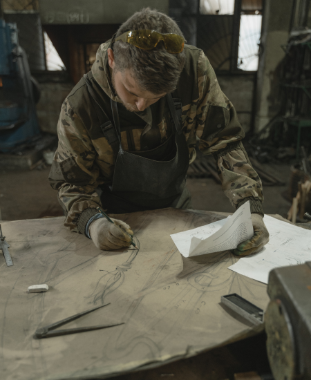Herrero trabajando en el taller de Serrallería Costa Brava